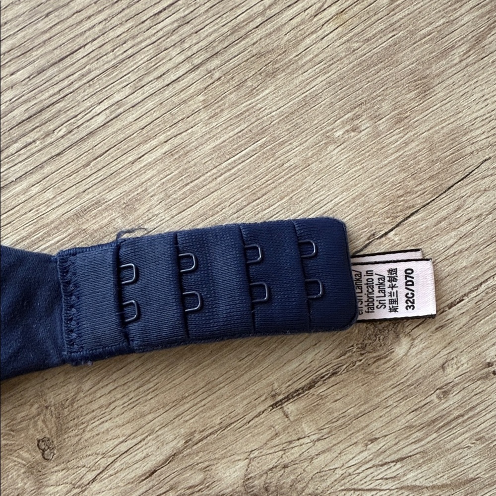 Victoria’s secret set of Navy and Tan Bras - Picture 5 of 9